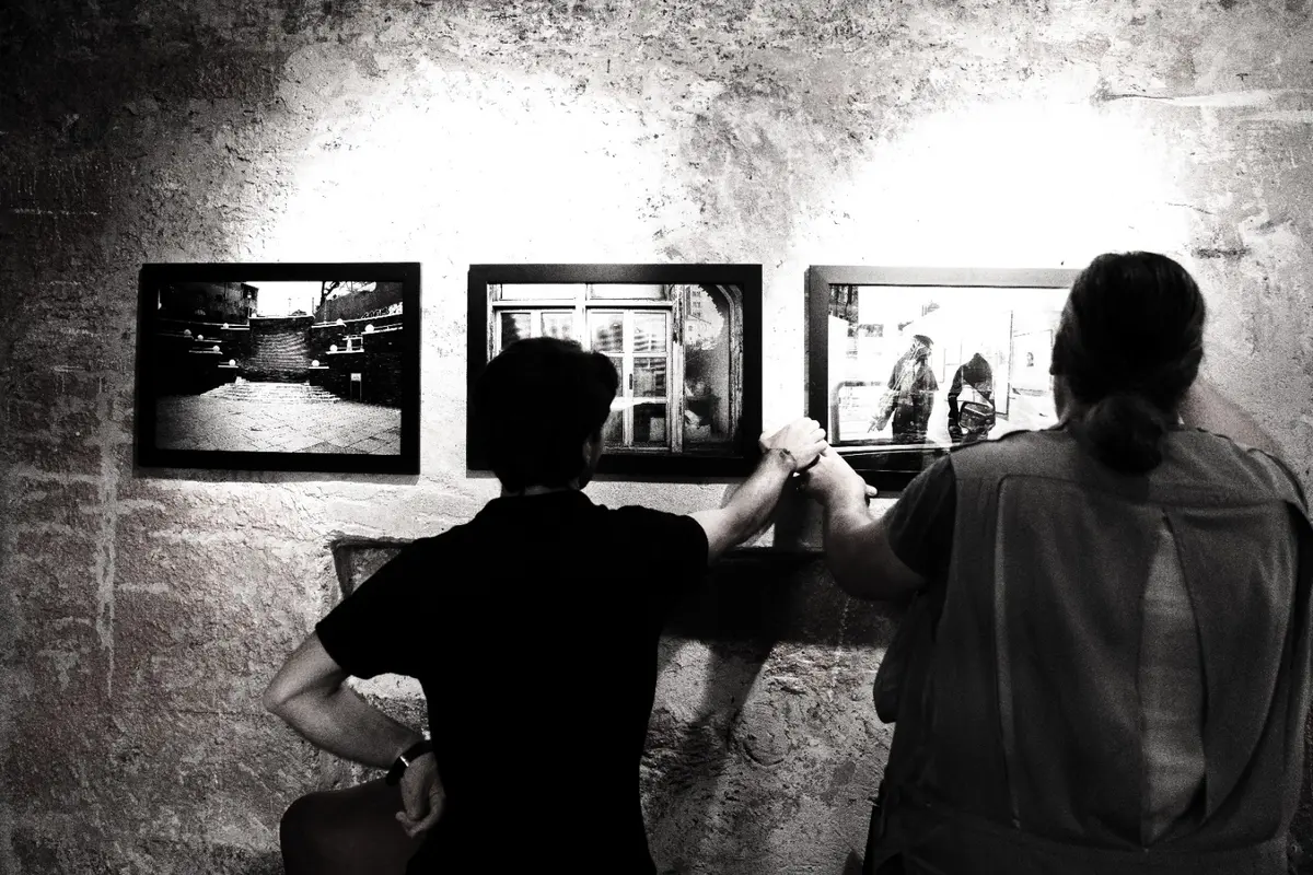 sublime visitatori allestimento fotografie bw 01